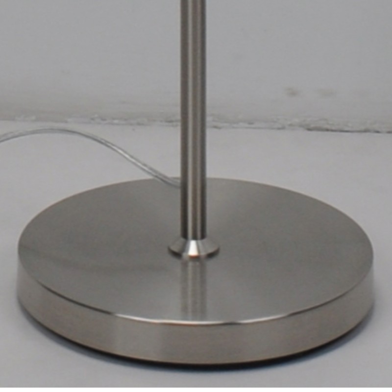Lampada da terra con paralume in tessuto di lino