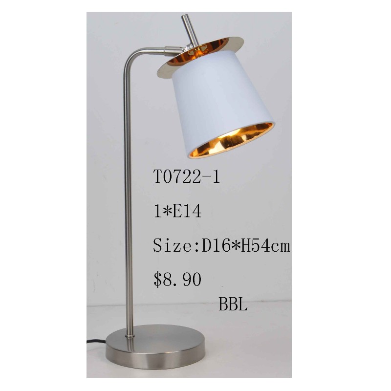 Lampada da tavolo con paralume in tessuto e foglio decorativo