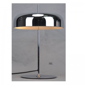 Lampada da tavolo con paralume in metallo e base piatta