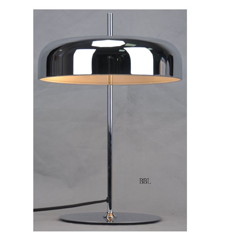 Lampada da tavolo con paralume in metallo e base piatta