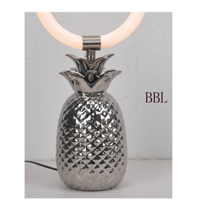 Lampada da tavolo a LED con base di ananas in ceramica e anello acrilico